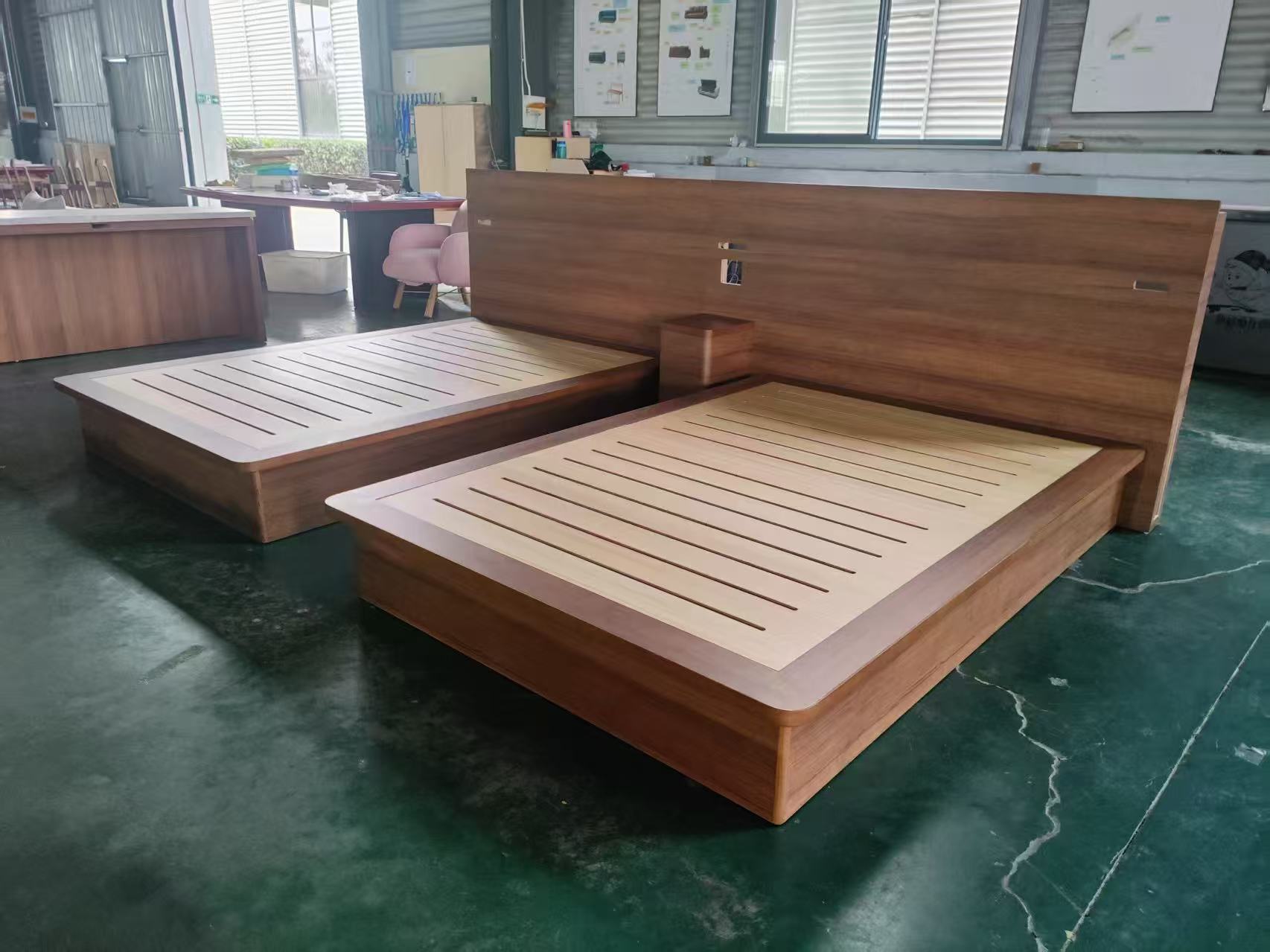 特注家具工場でホテル客室家具の製作