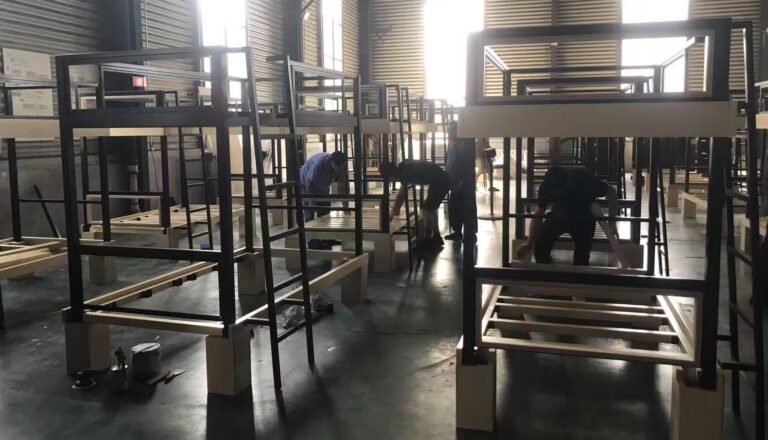 特注デザインのホテル用２段ベッド