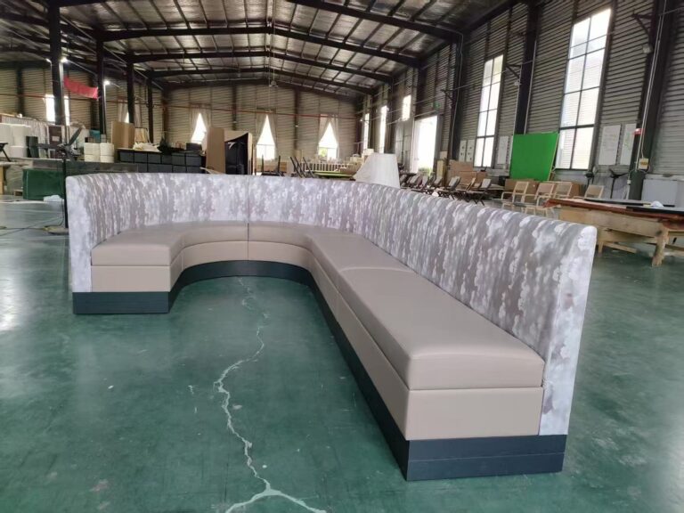 特注デザインのU字ソファ