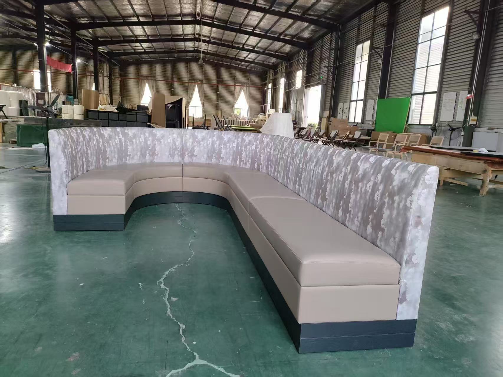 特注デザインのU字ソファ